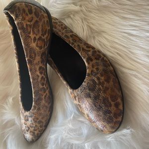 Flat animal print leopard